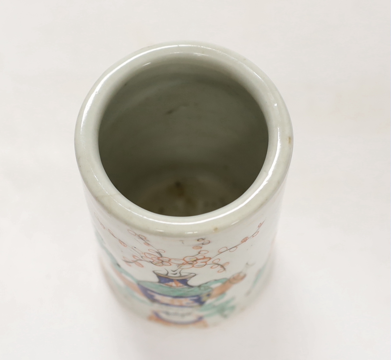 An early 20th century Chinese porcelain brush pot, 10cm